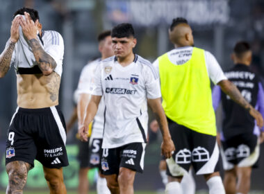 Jugadores de Colo-Colo cabizbajos saliendo de la cancha.