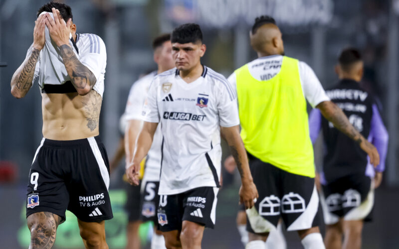 Jugadores de Colo-Colo cabizbajos saliendo de la cancha.