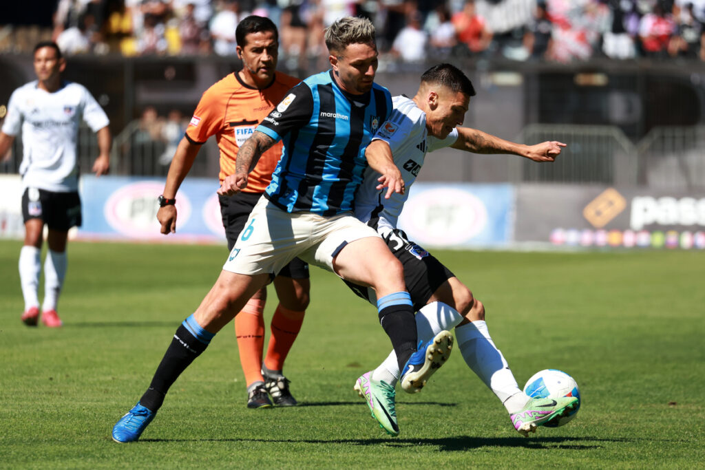 Jugador de Huachipato y Colo-Colo disputando un balón.