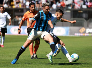 Jugador de Huachipato y Colo-Colo disputando un balón.