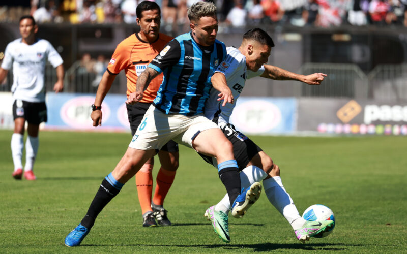 Jugador de Huachipato y Colo-Colo disputando un balón.