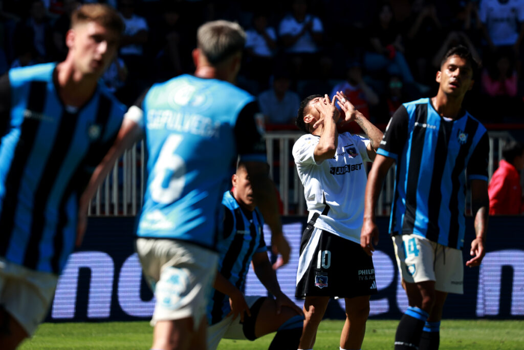 Claudio Aquino lamentándose en el duelo entre Colo-Colo y Huachipato.