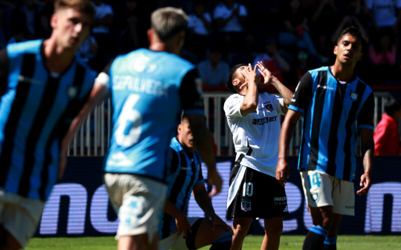 Claudio Aquino lamentándose en el duelo entre Colo-Colo y Huachipato.