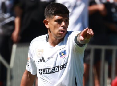 Esteban Pavez con camiseta de Colo-Colo y apuntando con el dedo.