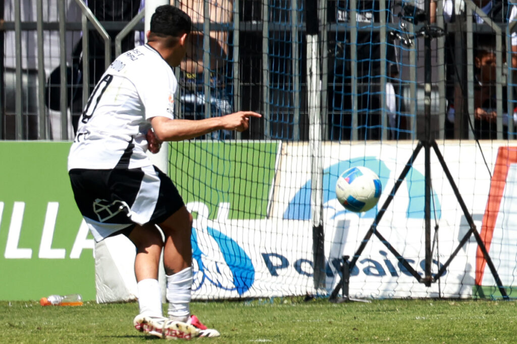 Claudio Aquino anotando su primer gol por Colo-Colo.