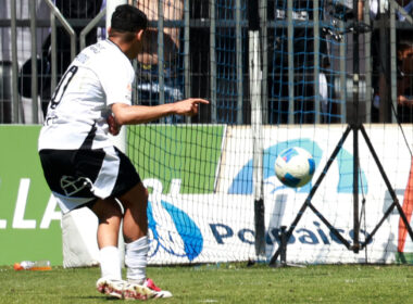 Claudio Aquino anotando su primer gol por Colo-Colo.