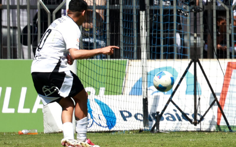 Claudio Aquino anotando su primer gol por Colo-Colo.