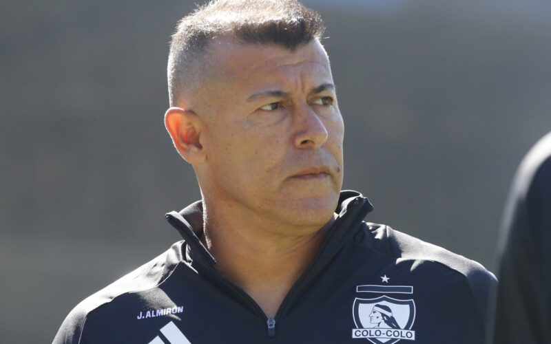 Primer plano de Jorge Almirón con indumentaria de Colo-Colo.