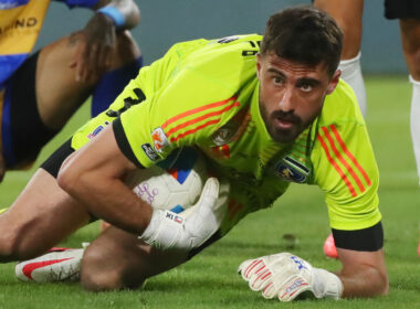 Fernando de Paul atajando una pelota en partido de Colo-Colo vs Everton.