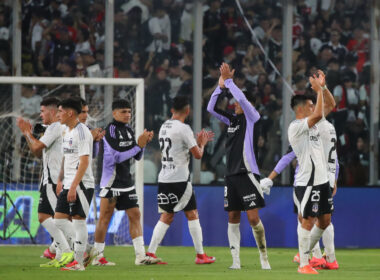 Jugadores de Colo-Colo con los brazos en el aire despidiéndose de los hinchas.