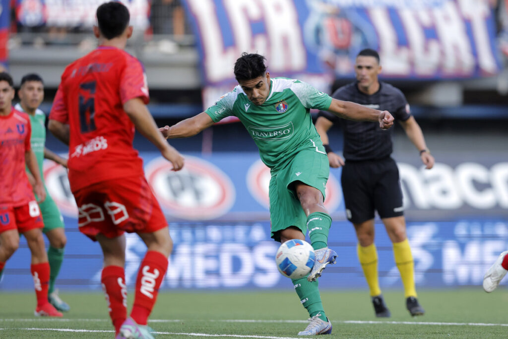 Nicolás Orellana golpeando el balón que terminaría en gol en duelo de Audax Italiano vs Universidad de Chile.