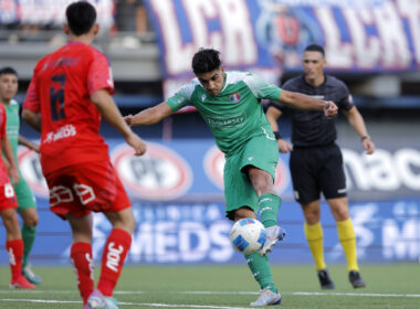 Nicolás Orellana golpeando el balón que terminaría en gol en duelo de Audax Italiano vs Universidad de Chile.