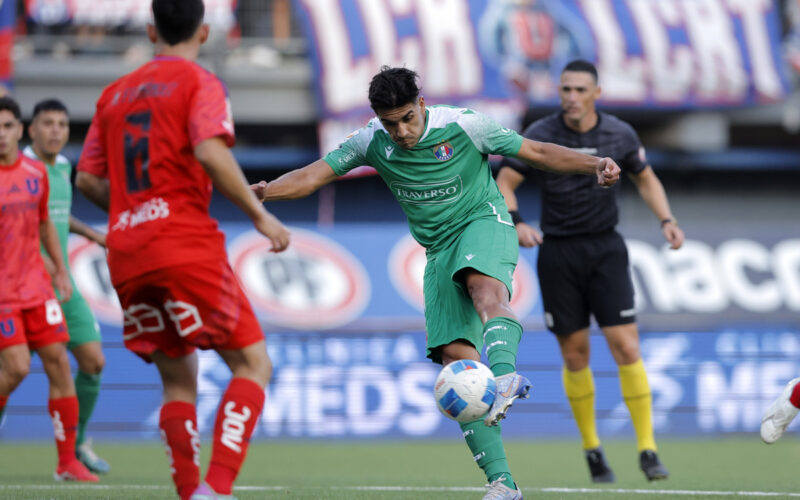 Nicolás Orellana golpeando el balón que terminaría en gol en duelo de Audax Italiano vs Universidad de Chile.