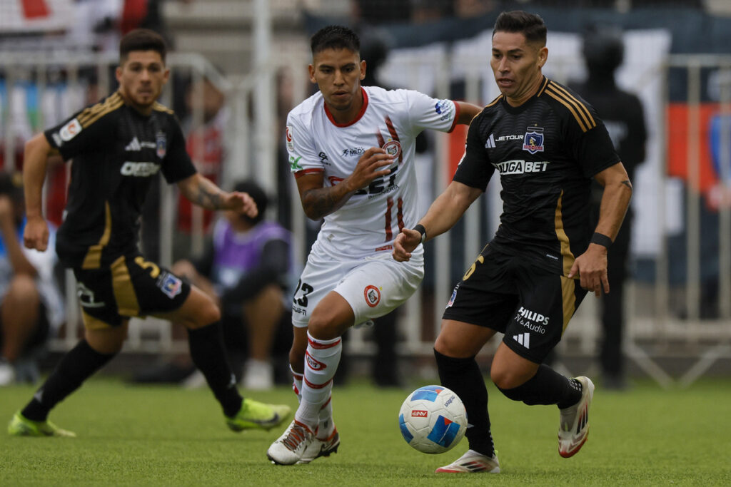 Jugadores de Colo-Colo disputando un balón con un rival de Unión San Felipe.