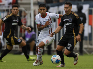 Jugadores de Colo-Colo disputando un balón con un rival de Unión San Felipe.