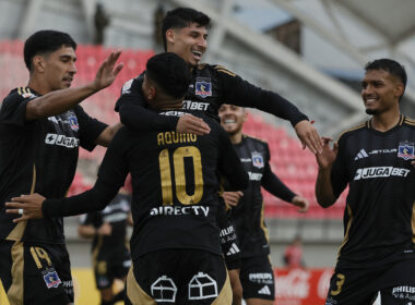 Jugadores de Colo-Colo celebrando un gol.