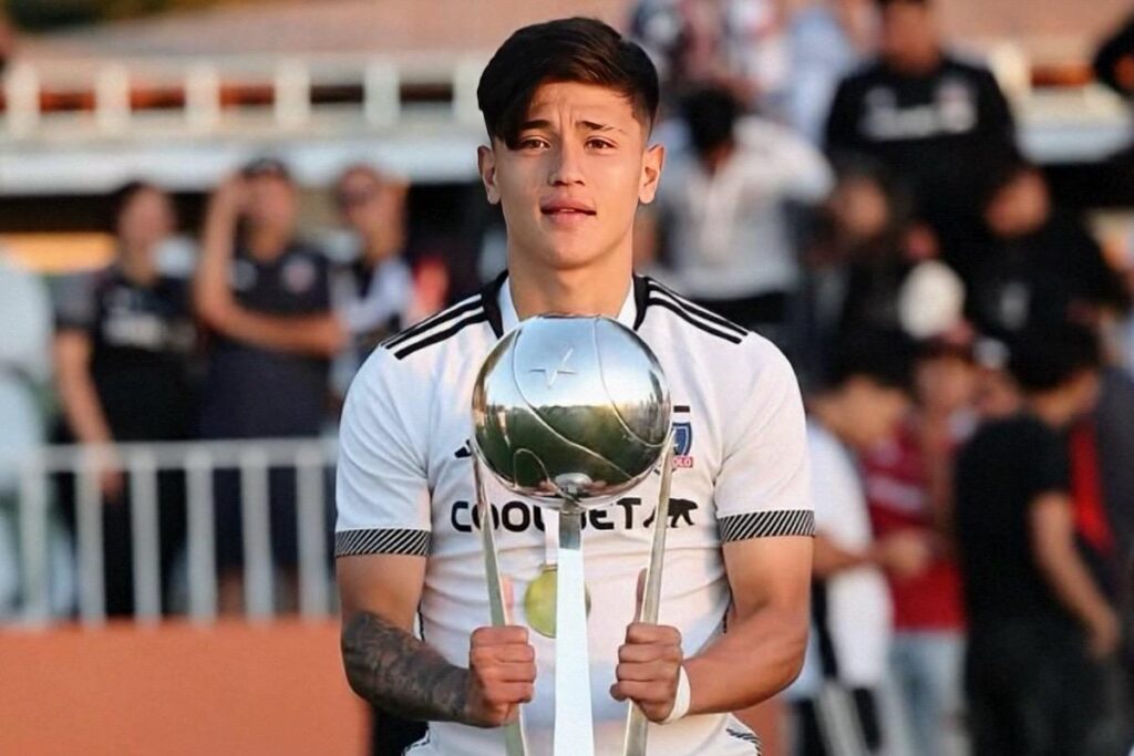 Sebastián Vega con el trofeo de campeón del Torneo de Proyección.