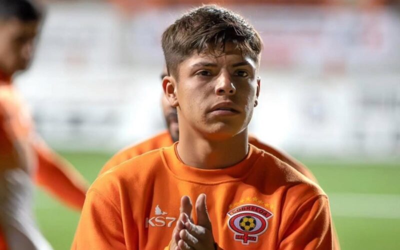 Tomás Roco con indumentaria de Cobreloa.