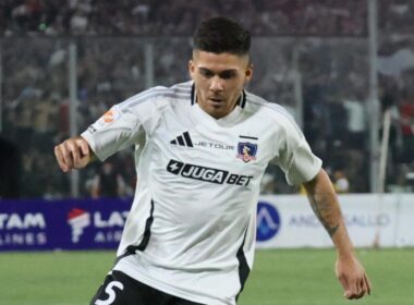 Víctor Felipe Méndez con la camiseta de Colo-Colo.