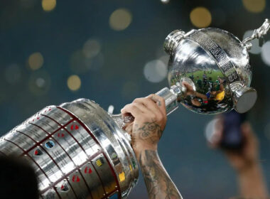 Trofeo de la Copa Libertadores siendo levantada por un equipo campeón.