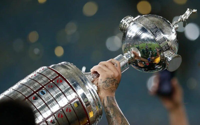 Trofeo de la Copa Libertadores siendo levantada por un equipo campeón.